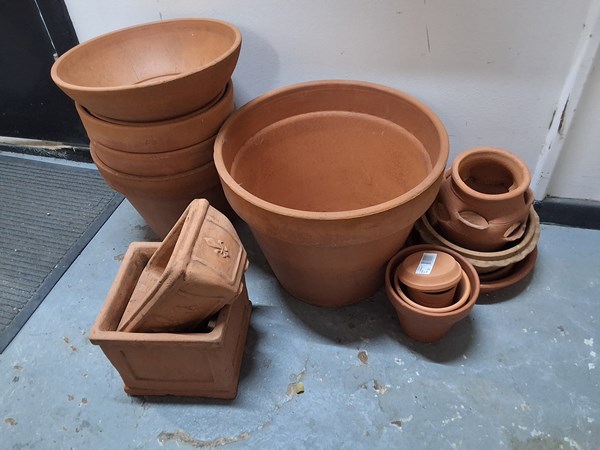 Lot 411 - PLANT POTS