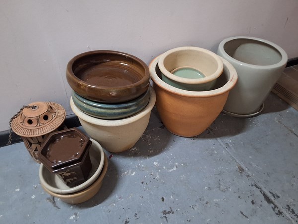 Lot 412 - PLANT POTS