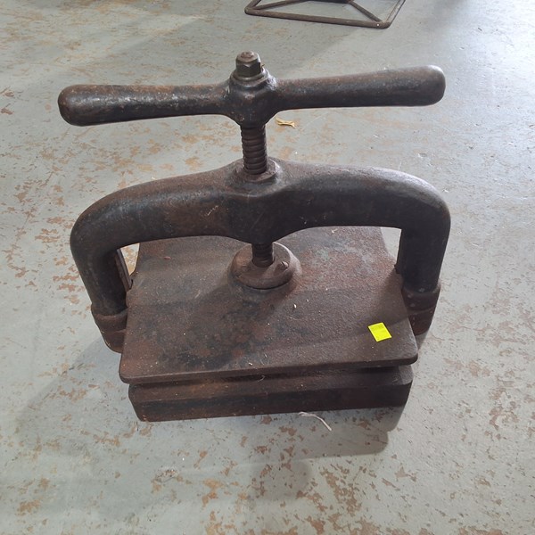 Lot 268 - BOOK PRESS