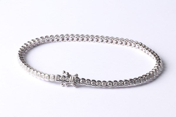 Lot 1061 - GOLD & DIAMOND BRACELET