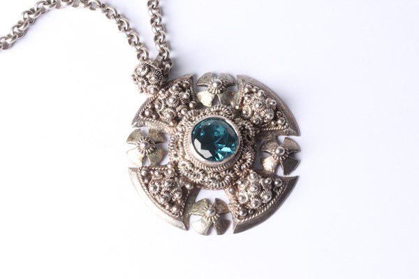 Lot 1074 - SILVER PENDANT