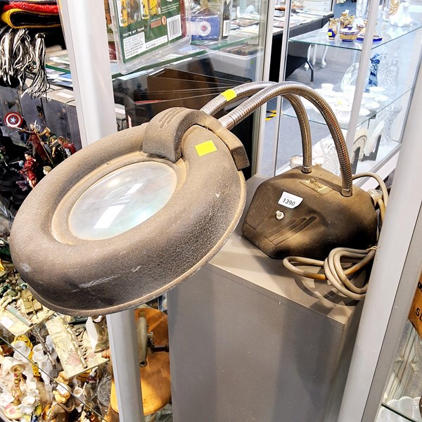 Lot 1390 - MAGNIFYING DESK LAMP