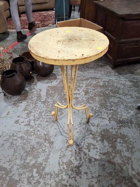 Lot 47 - TABLE