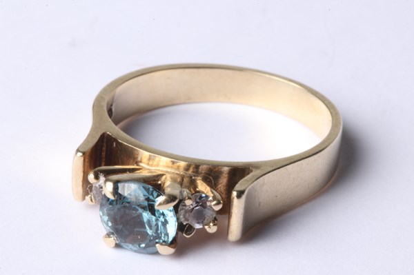 Lot 1006 - GOLD RING