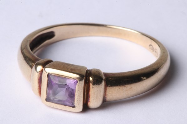 Lot 1007 - GOLD RING