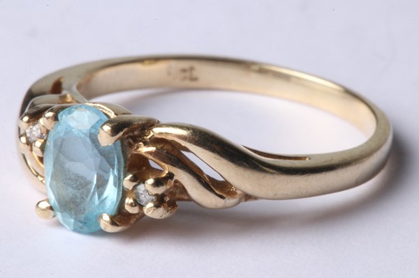 Lot 1014 - GOLD RING