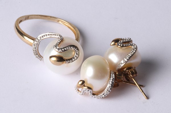 Lot 1044 - GOLD & PEARL SUITE