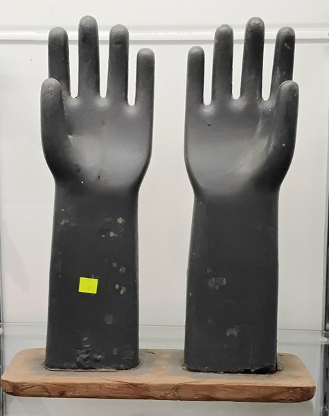 Lot 1242 - GLOVE HANDS