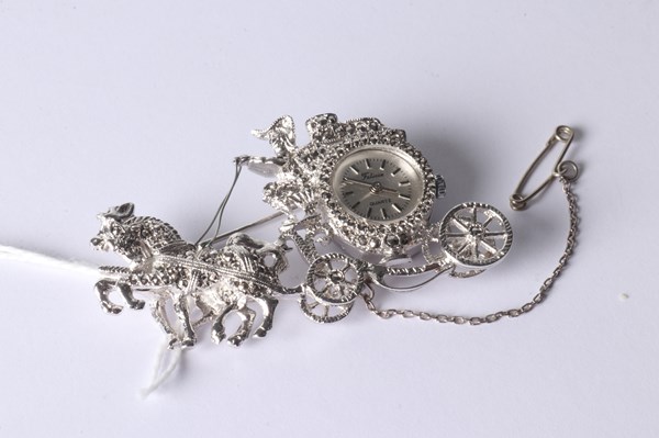 Lot 1079 - WATCH BROOCH