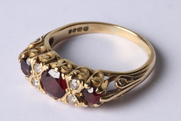 Lot 1019 - GOLD RING