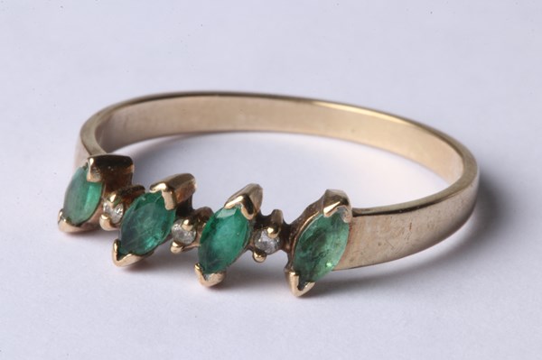 Lot 1022 - GOLD EMERALD RING