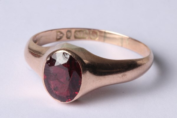 Lot 1012 - GOLD GARNET RING