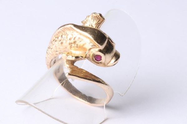 Lot 1045 - GOLD RING