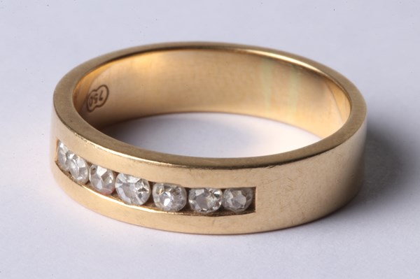 Lot 1041 - GOLD & DIAMOND RING