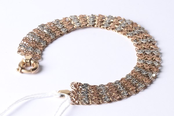 Lot 1047 - GOLD BRACELET