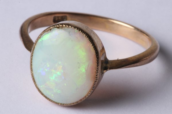 Lot 1002 - GOLD OPAL RING