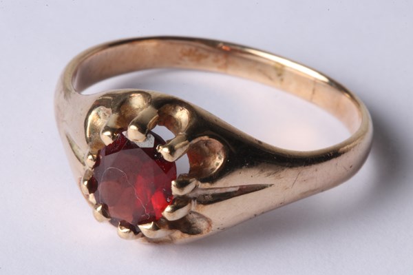 Lot 1001 - GOLD GARNET RING