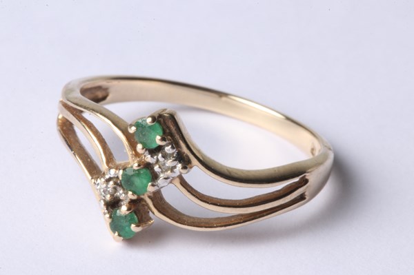 Lot 1032 - GOLD RING