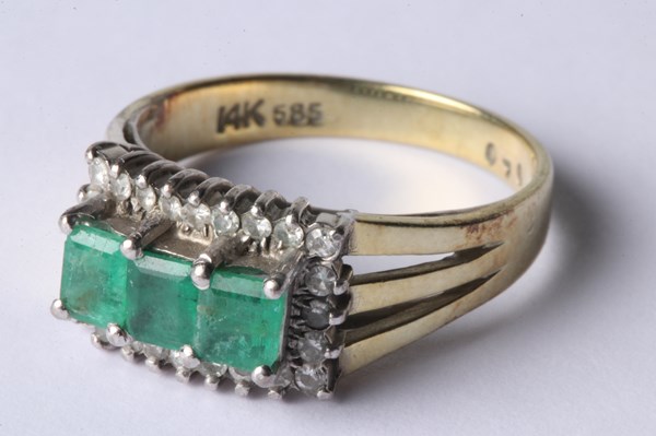 Lot 1004 - GOLD EMERALD RING