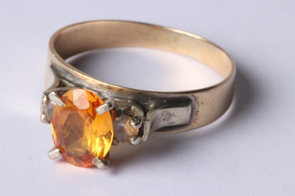 Lot 1028 - GOLD RING