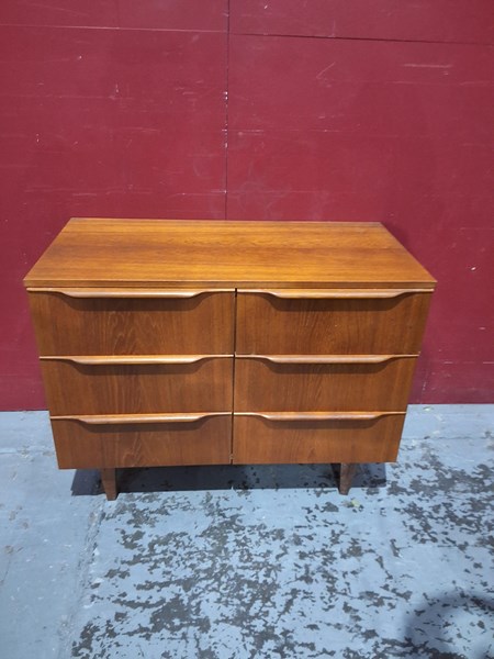 Lot 36 - CHEST OF DRAWERS