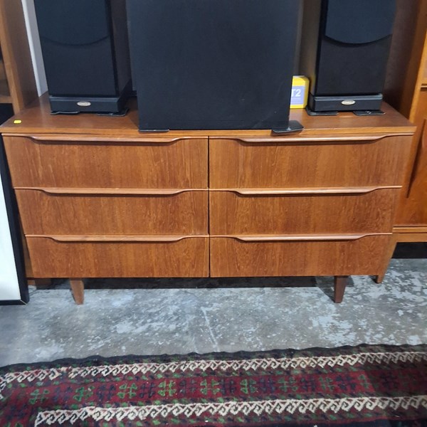 Lot 6 - CHEST OF DRAWERS