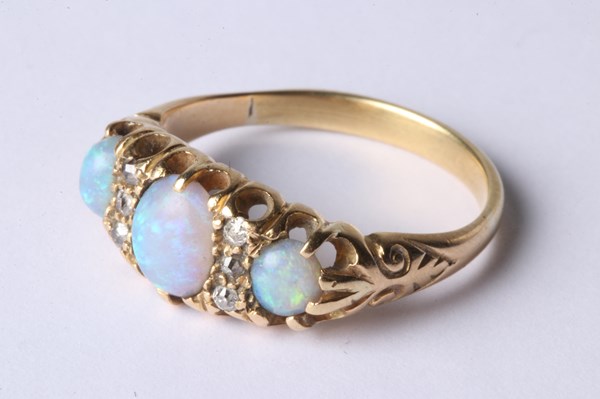 Lot 1003 - GOLD OPAL RING