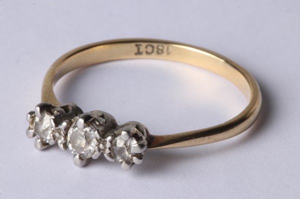 Lot 1040 - GOLD & DIAMOND RING