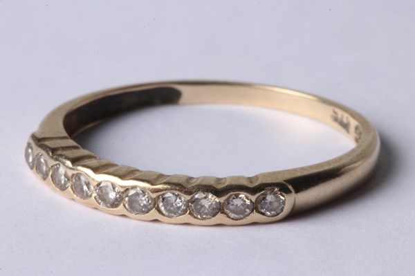 Lot 1036 - GOLD & DIAMOND RING