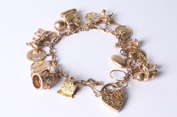 Lot 1010 - GOLD BRACELET