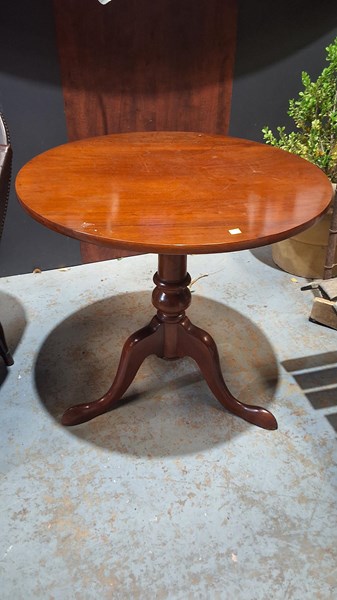 Lot 452 - OCCASIONAL TABLE