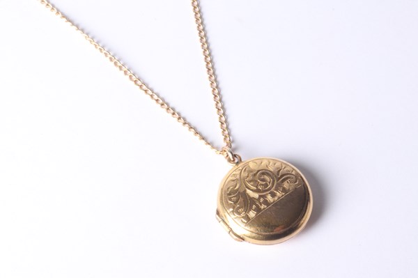 Lot 1018 - LOCKET ON CHAIN