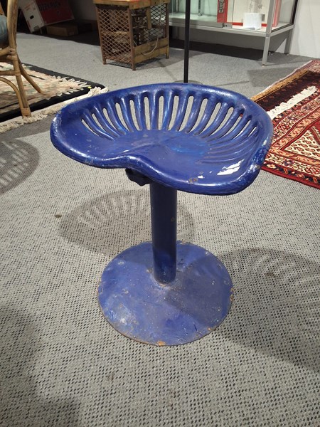 Lot 319 - TRACTOR STOOL