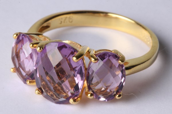 Lot 1008 - AMETHYST RING