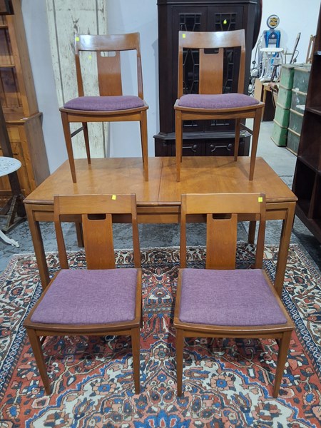 Lot 175 - DINING SUITE