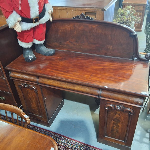 Lot 388 - SIDEBOARD