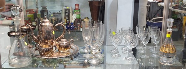 Lot 1462 - GLASS & METALWARE