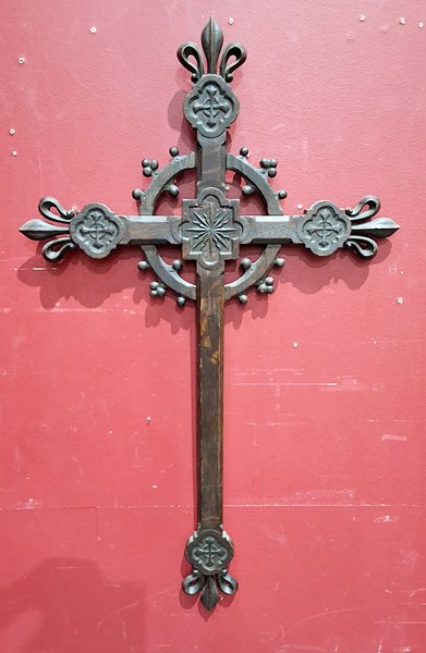 Lot 18 - TIMBER WALL CROSS