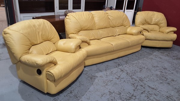 Lot 108 - LOUNGE SUITE