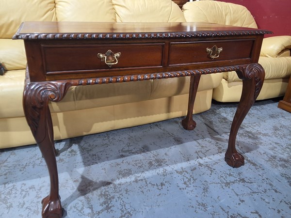 Lot 412 - DESK