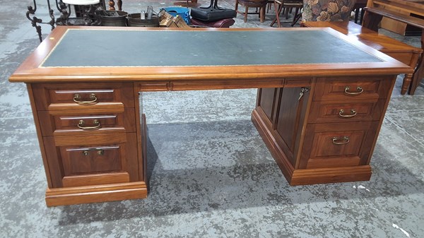 Lot 162 - PEDESTAL DESK