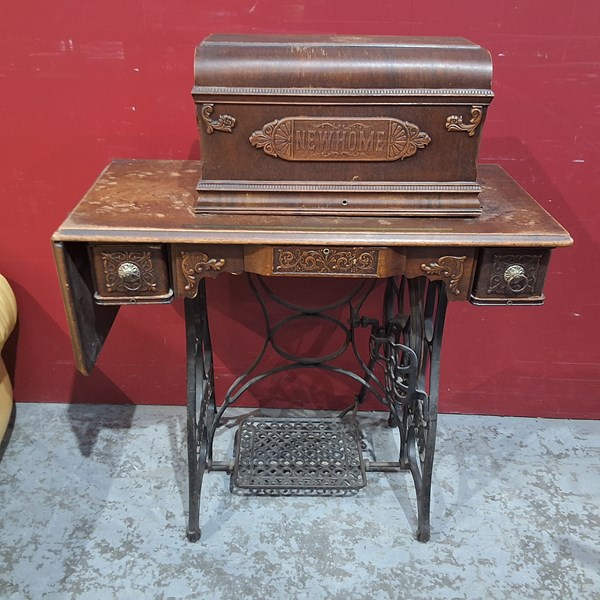 Lot 175 - SEWING MACHINE