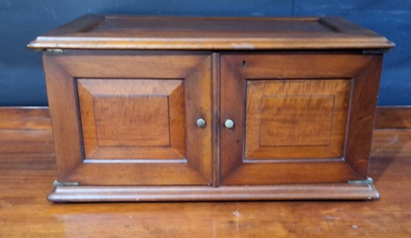 Lot 403 - CUPBOARD