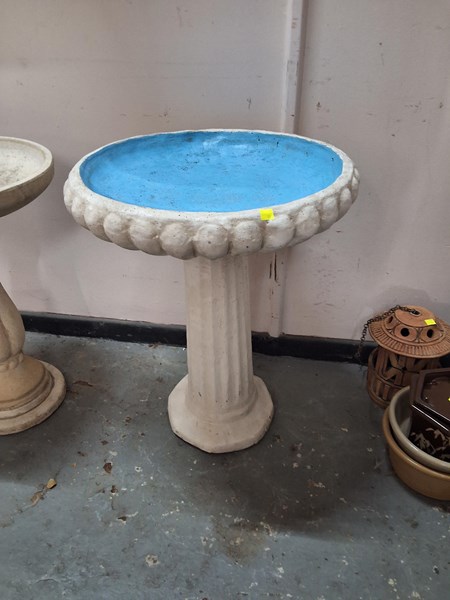 Lot 431 - BIRDBATH