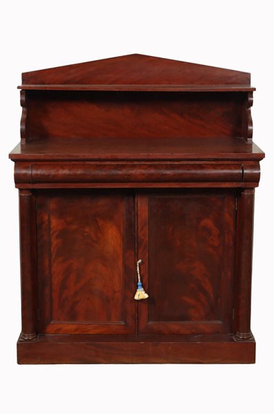 Lot 100 - PETITE CHIFFONIER