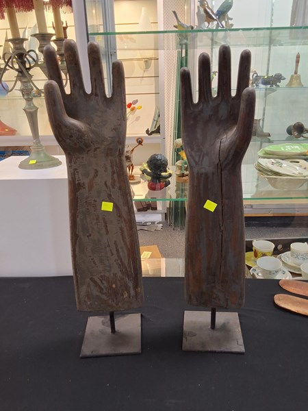 Lot 1319 - GLOVE HANDS