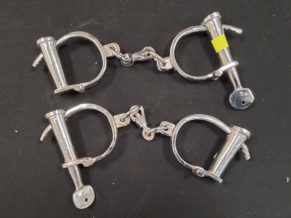 Lot 1400 - HAND CUFFS