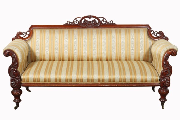 Lot 108 - SETTEE