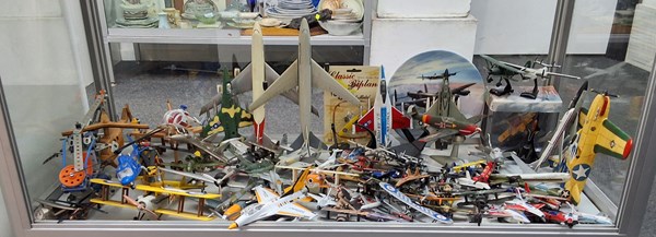 Lot 1464 - PLANES & HELICOPTERS