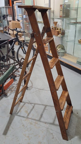 Lot 333 - STEP LADDER